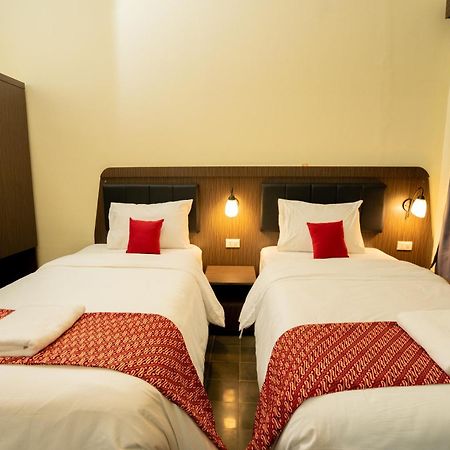 Yuwono Hotel & Villa Malioboro Jogjakarta Buitenkant foto