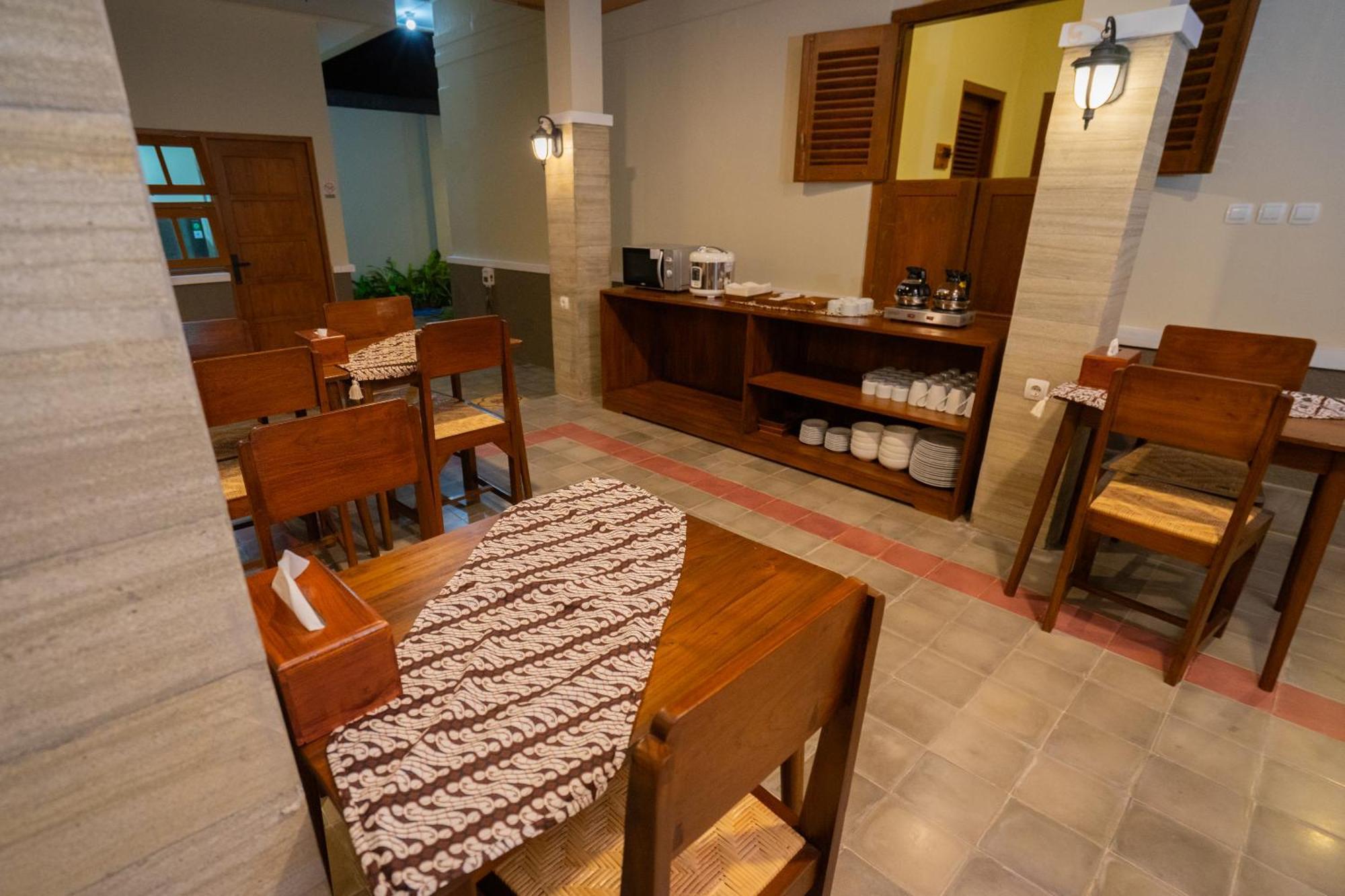 Yuwono Hotel & Villa Malioboro Jogjakarta Buitenkant foto