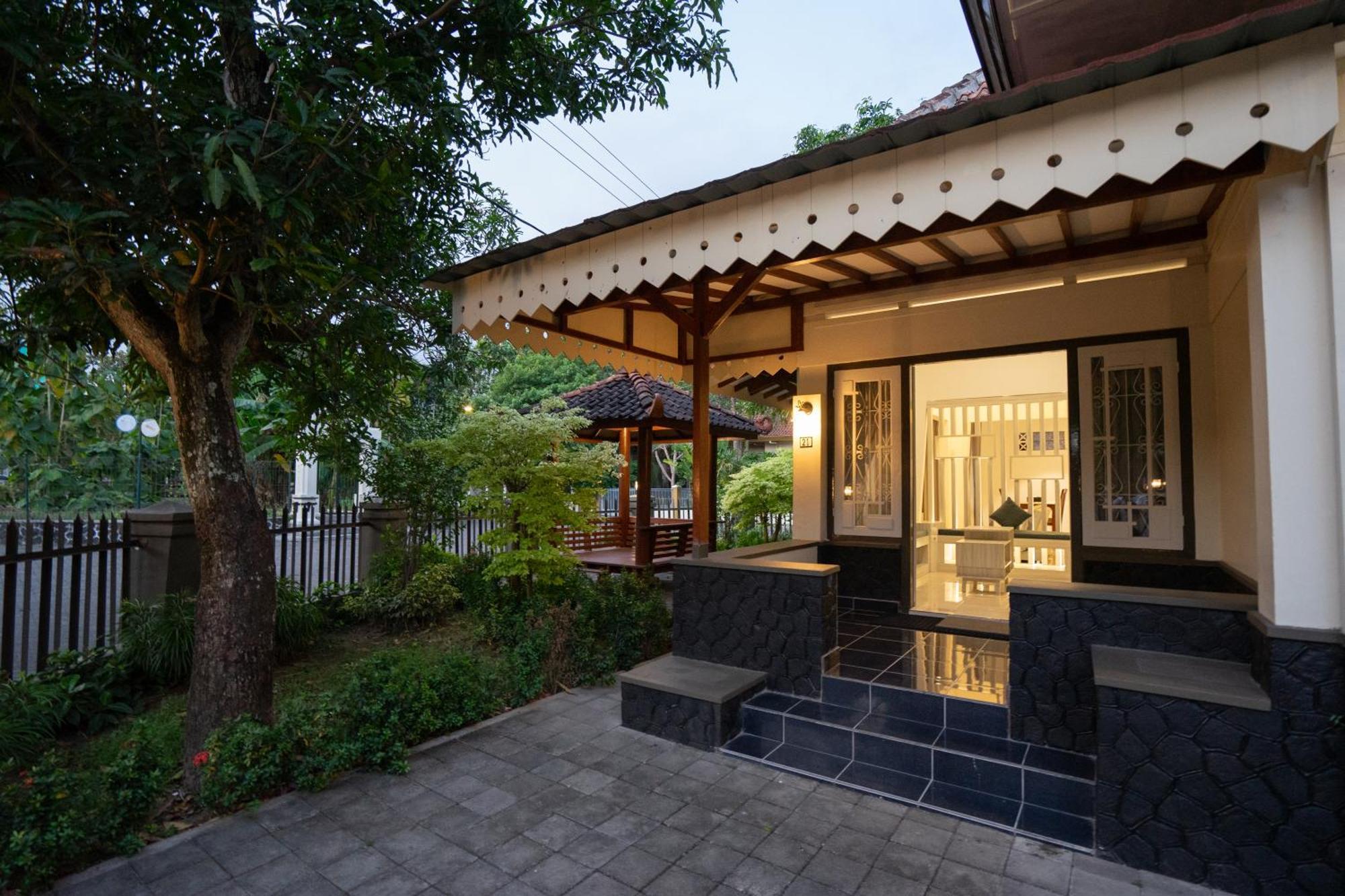 Yuwono Hotel & Villa Malioboro Jogjakarta Buitenkant foto