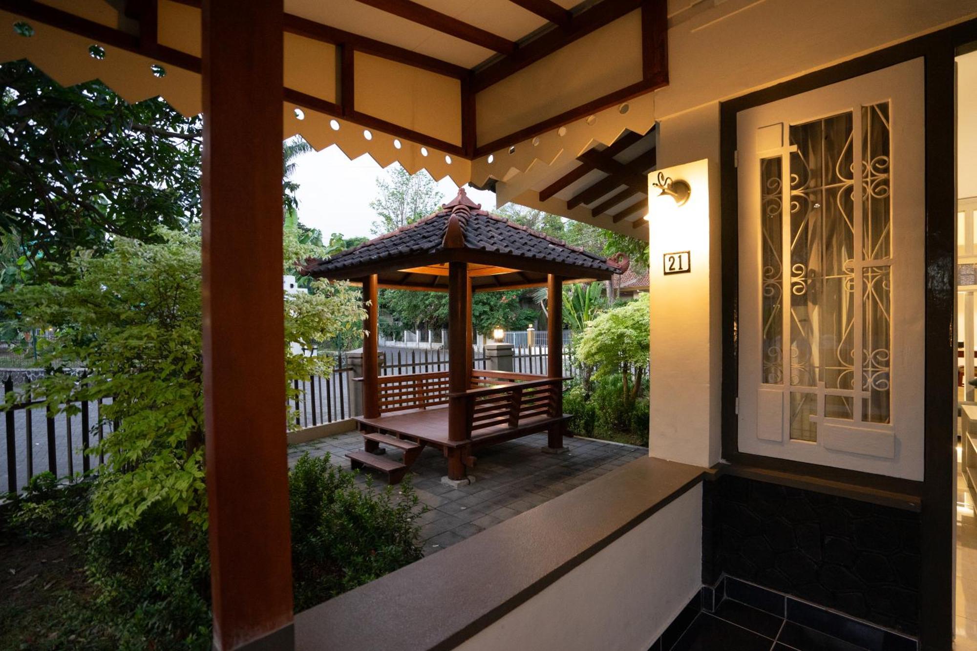 Yuwono Hotel & Villa Malioboro Jogjakarta Buitenkant foto